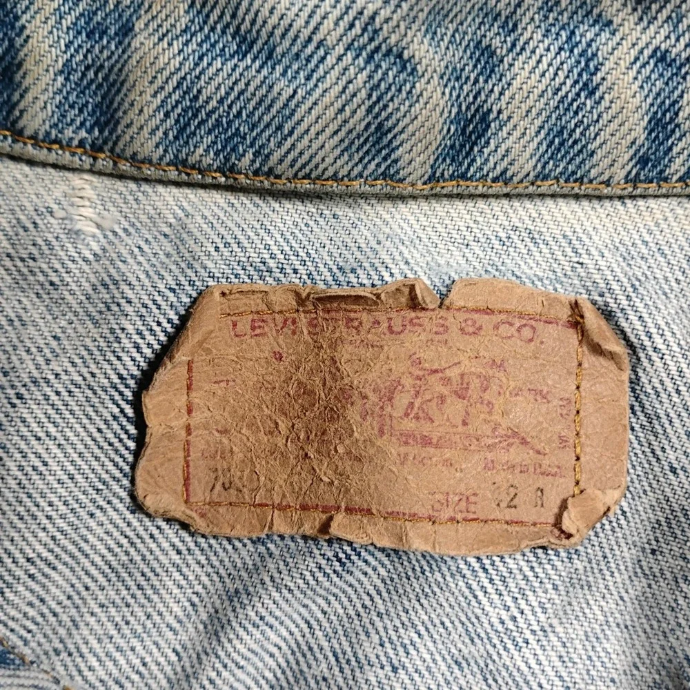 Vintage Levis 70506 0216 Mens Light Wash Denim Trucker Jacket Made in USA 42R